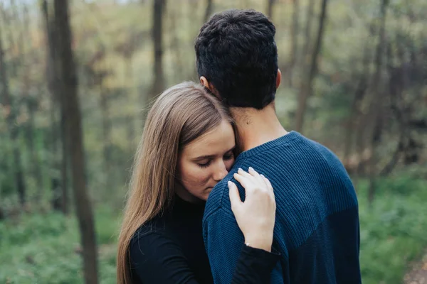 Jeune Couple Étreignant Dans Une Forêt — Photo
