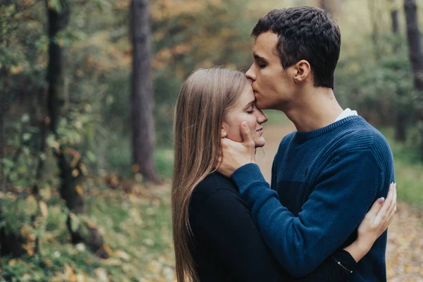 Namorado Beija Namorada Testa Uma Floresta — Fotografia de Stock
