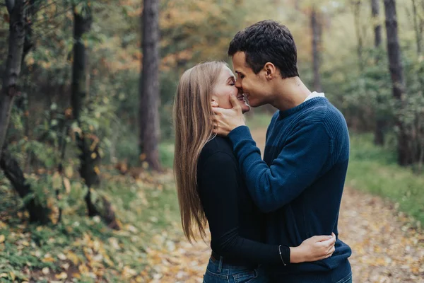Ρομαντικό Νεαρό Ζευγάρι Που Φιλιέται Στο Δάσος — Φωτογραφία Αρχείου