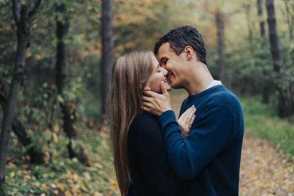 Romantikus Fiatal Pár Csókolózik Erdőben — Stock Fotó