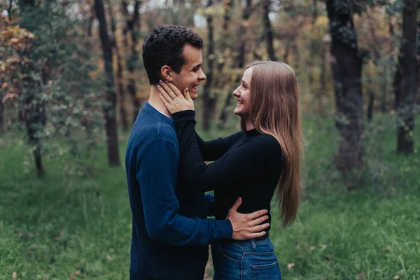 在公园森林里的一对快乐的年轻夫妇 — 图库照片