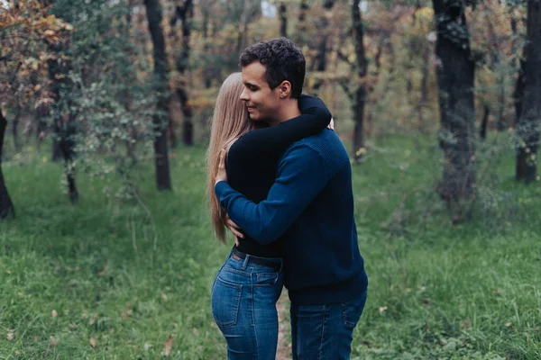 在公园 森林里拥抱的年轻夫妇 — 图库照片