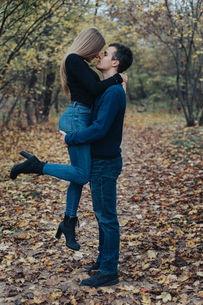 Barátja Felemeli Barátnőjét Egy Erdőben — Stock Fotó