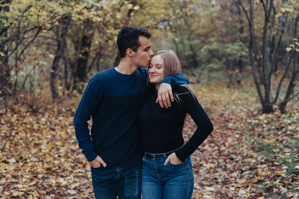 Fiatal Vidám Pár Sétál Parkban Barátja Megcsókolja Barátnőjét — Stock Fotó