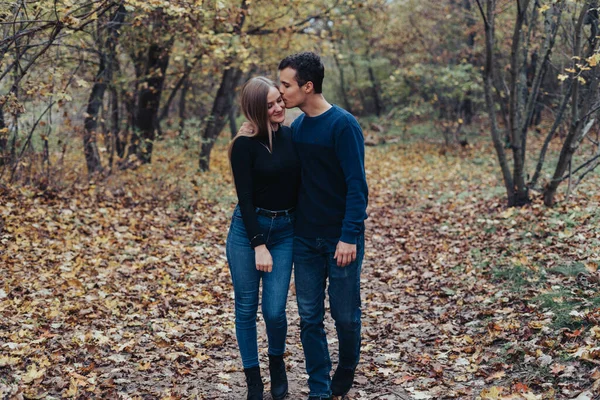 Fiatal Vidám Pár Sétál Parkban Barátja Megcsókolja Barátnőjét — Stock Fotó