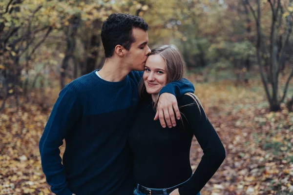 Pasangan Muda Ceria Berjalan Taman Pacar Mencium Pacar — Stok Foto