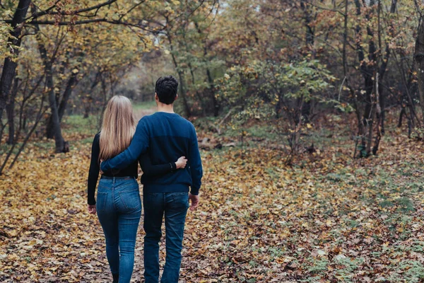 若い夫婦が手を取り合って森を歩く — ストック写真