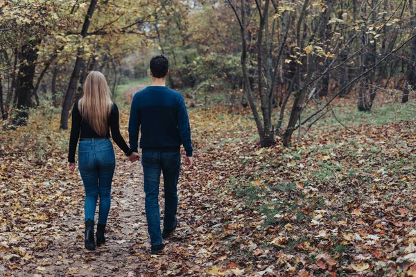 Young Couple Walking Forest Holding Hands — Stock Photo, Image