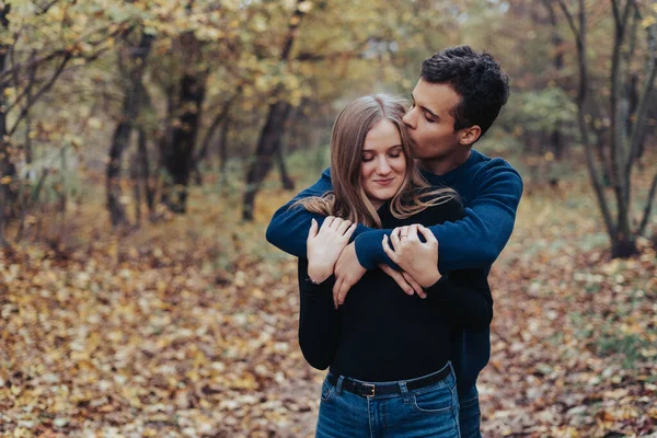 Jong Vrolijk Paar Een Park Vriend Geeft Een Kus Naar — Stockfoto