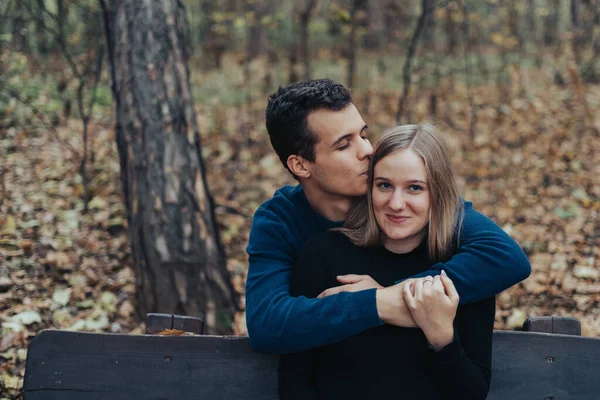 Νεαρό Χαρούμενο Ζευγάρι Ένα Πάρκο Φίλος Δίνει Ένα Φιλί Στην — Φωτογραφία Αρχείου