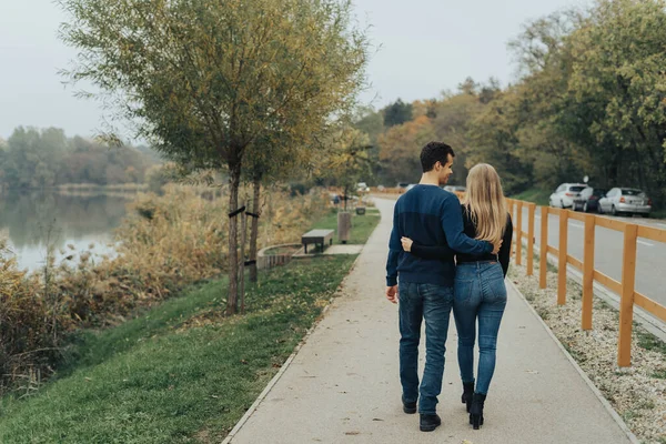 公園を歩いている若い陽気なカップル — ストック写真