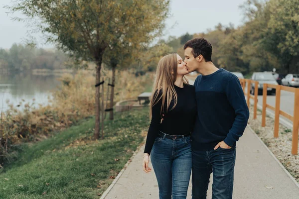 Fiatal Pár Sétál Parkban Csókolóznak — Stock Fotó