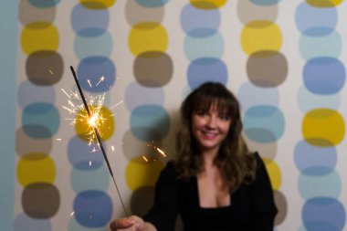 Renkli Geçmişe Karşı Parıldayan Genç Kadın - Ön plana Odaklan