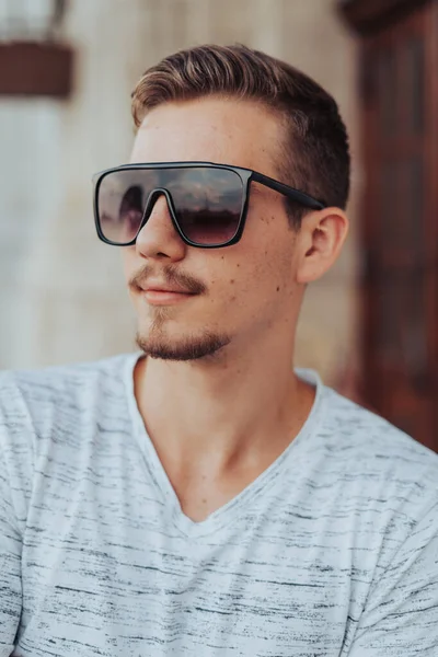 Portret Młodego Człowieka Okularach Przeciwsłonecznych — Zdjęcie stockowe
