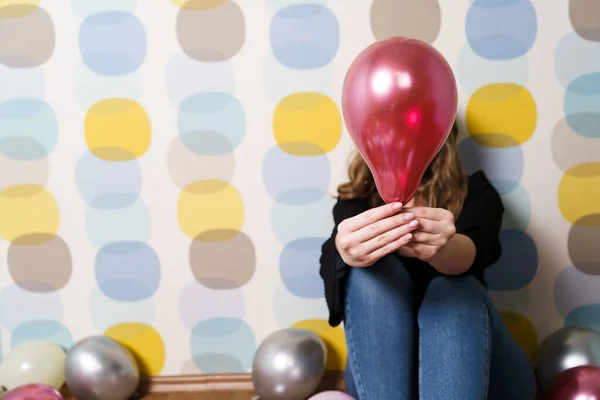 Genç Kadın Uzatıyor, Yüzünü Gri Arkaplanla Kaplayan Pembe Balon Veriyor