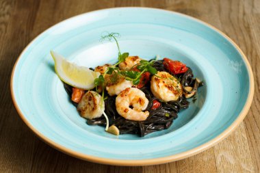 Karides, domates ve limonlu mürekkep balığı makarnası..