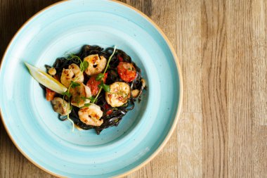 Karides, domates ve limonlu mürekkep balıklı makarna..