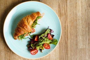 Jambonlu, sebzeli ve peynirli kruvasan.