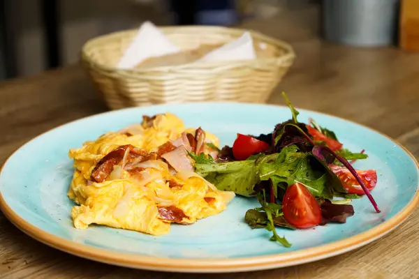 Jambonlu, domatesli, sebzeli ve sade ekmekli omlet..