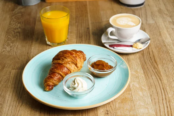 Croissant Mit Butter Hausgemachter Marmelade Frischem Orangensaft Und Kaffee — Stockfoto