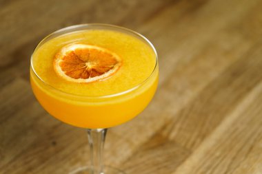 Alkollü kokteyl, masada sprey içki.