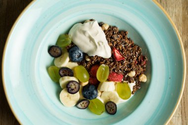 Meyveli bir kase mısır gevreğini yakın.