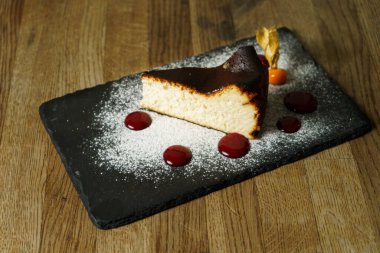 Bask peynirli kek ve ahududu püresi.