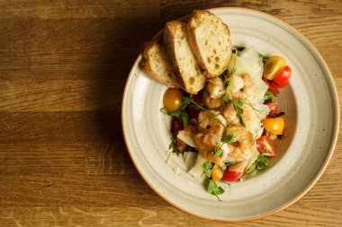 Izgara karides ve tostlu domates salatası.