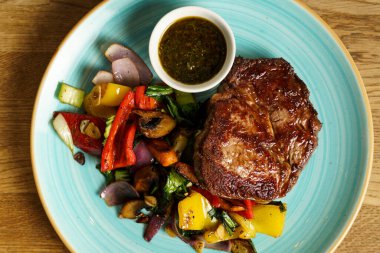 Biftek gözü ızgara sebze ve chimichurri ile ovuşturur.