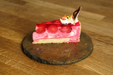 Çilekli pasta dilimi