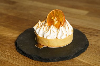 Kremalı turuncu pasta.