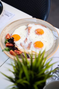 Jambon, yumurta, sebze ve ekmek.