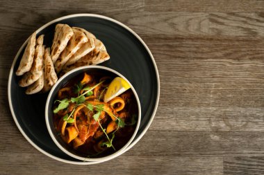 Baharatlı domates soslu kalamar ve Yunan pide ekmeği.