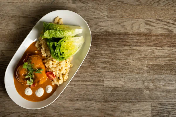 Paprika soslu tavuk, yumurtalı Macar galuskası ve ekşi krema, sirkeli salata.