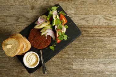 Sebzeli ve ekmekli et dilimi