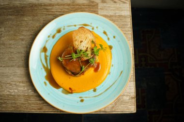 Macar avcı soslu sığır eti, ekmek köftesi ve ekmek cipsi.