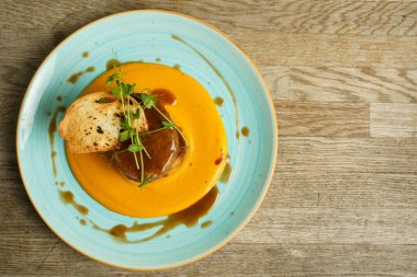 Macar avcı soslu sığır eti, ekmek köftesi ve ekmek cipsi.