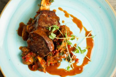 Sarımsaklı kızarmış patatesli sığır eti madalyonu.