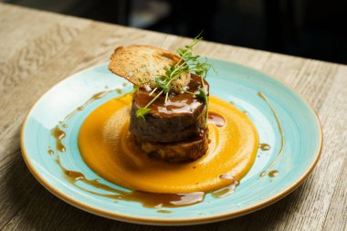 Macar avcı soslu sığır eti, ekmek köftesi ve ekmek cipsi.