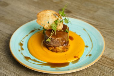 Macar avcı soslu sığır eti, ekmek köftesi ve ekmek cipsi.