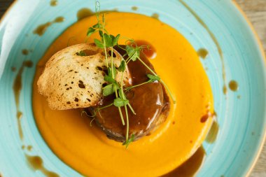 Macar avcı soslu sığır eti, ekmek köftesi ve ekmek cipsi.