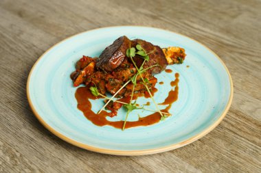 Sarımsaklı kızarmış patatesli sığır eti madalyonu.