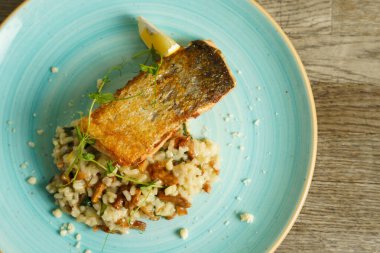 Izgara somon pilavlı ve mantarlı.