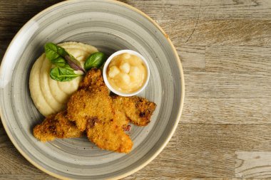 Patates püresi ve ayva reçelli kızarmış balık.