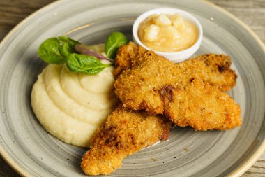 Patates püresi ve ayva reçelli kızarmış balık.