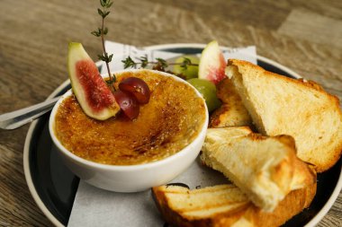 Tahta masada brioche soslu incir kreması