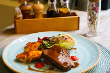 Füme İrlanda göğüs eti, kapari püresi, ızgara sebze, kızarmış çedar peynirli patates.