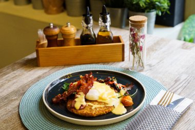 Kızarmış pastırma, haşlanmış yumurta, patates ve sebze.