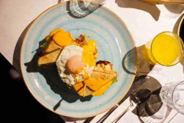 Yumurta ve peynirli kulüp sandviçi.