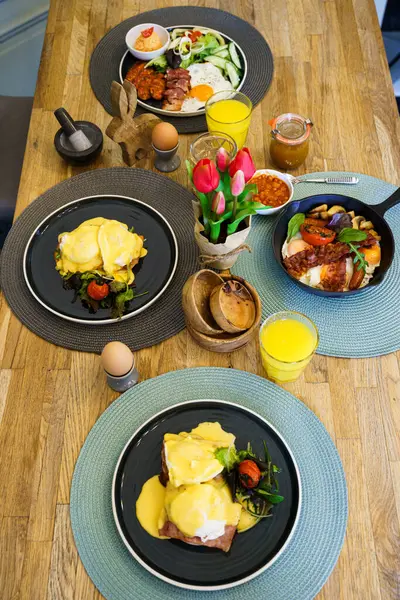 Restoranın masasında yüksek açılı brunch yemekleri.